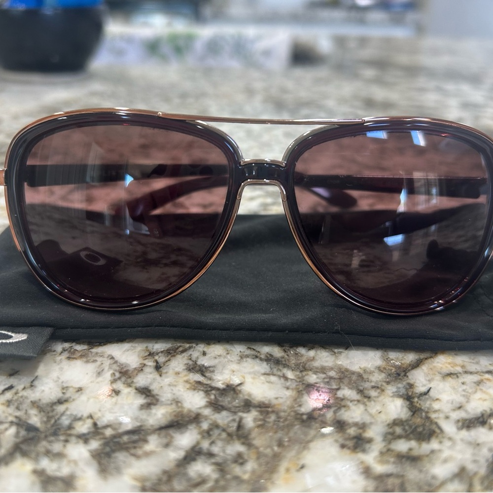 Women’s Oakley sunglasses - Picture 2 of 5